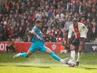 Tottenham remizoval v Southamptone, padlo až šesť gólov. Aston Villa doma uspela