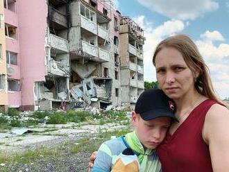 Dieťa vytrhnú matke z rúk rovno na ulici. Z Ukrajiny uniesli do Ruska státisíce detí