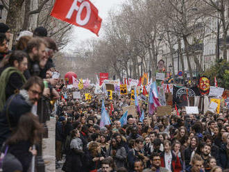 Vo Francúzsku bolo horúco: 457 zatknutých pri protestoch, 441 policajtov zranených