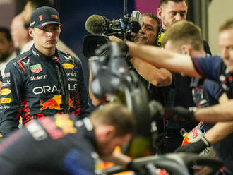 Verstappenovi zlyhala technika, Red Bull zachránil jeho kolega. Alonso opäť vysoko