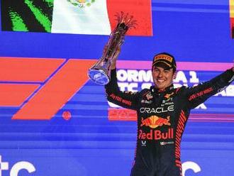 Druhé preteky, druhé double Red Bullu. Verstappena štart z 15. miesta nepribrzdil, Alonsa dodatočne potrestali