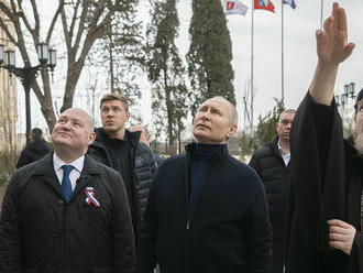Putin po Sevastopole prišiel do anektovaného Mariopoľu. Doletel vrtuľníkom, v meste šoféroval