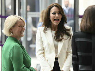 A teraz je na rade biznis! Princezná Kate vyrazila za bankármi, najprv srdečné úsmevy, potom rázne slová