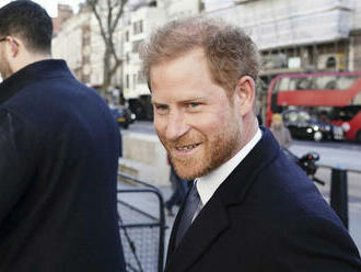 Princ Harry sa objavil v Londýne. Nie, smútok za rodinou ho do Británie nepriviedol. Tu je dôvod jeho návštevy