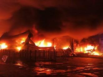 Ničivé inferno: Plamene zničili v Nových Zámkoch kamión i halu. Škoda je miliónová