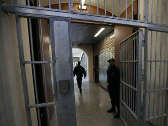 Balkánska krajina rieši preplnené väznice: Tresty za pandémiu zrušia amnestie