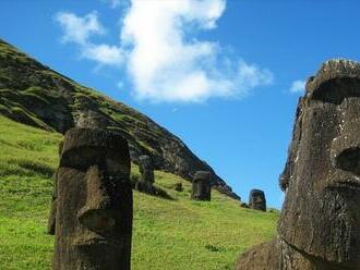 Na Veľkonočnom ostrove sa v kráteri našla ďalšia z tamojších sôch moai