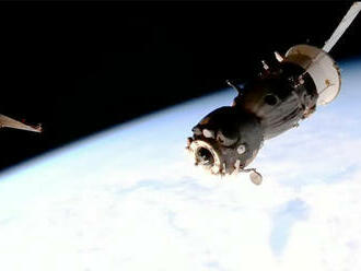 Poškodený Sojuz sa bez posádky vrátil z Medzinárodnej vesmírnej stanice na Zem