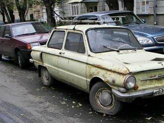 V Rusku už rozoberajú autá priamo na ulici. Chýbajú náhradné diely