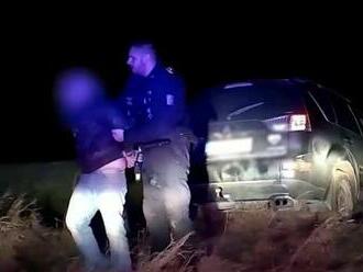 VIDEO: V SUV ma policajti nedostanú! Divokou jazdou neunikol ani na ceste, ani v teréne