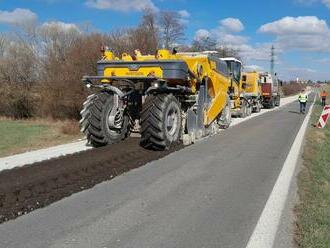 Záhorie: pokračuje oprava problematickej cesty medzi Pernekom a Rohožníkom