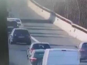 VIDEO: Vodička to v zápche dala na 'drzovku'. Zobrali jej vodičák