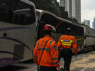 Pri dopravnej nehode v Hongkongu sa zranilo 70 ľudí