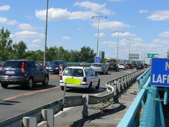 V Bratislave na Moste Lanfranconi sa zrazil kamión s autami