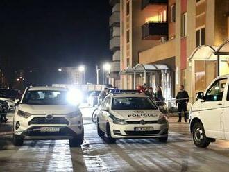 Rodinná tragédia v Petržalke. Byt, z ktorého vypadli dve osoby, hľadali policajti šesť hodín