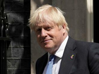 Boris Johnson popiera, že o lockdownových večierkoch úmyselne klamal