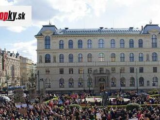 FOTO Vysokoškolskí učitelia demonštrujú za mzdy: Protestujúci v Prahe zamierili na Pražský hrad