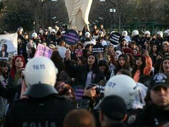 Turecká polícia použila korenistý sprej proti účastníkom pochodu za práva žien