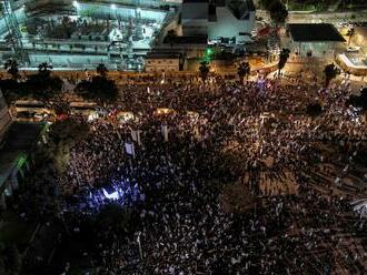 Podporovatelia justičnej reformy zablokovali diaľnicu v Tel Avive. Vládu podporilo 30-tisíc ľudí