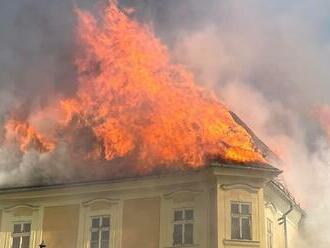 Mega požiar v Banskej Štiavnici dáva hasičom zabrať: Práce budú pokračovať dlho do noci