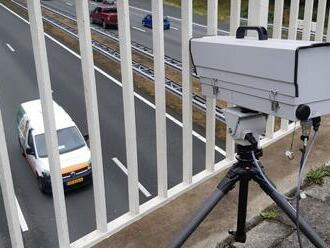 Pozor, sledujú viac ako rýchlosť! Nové policajné radary striehnu na vodičov a rozdávajú pokuty
