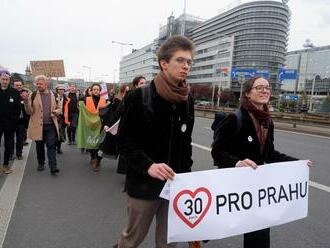 Nesouhlasíme s plošným zavedením 30 km/h, zní z Prahy 8. Vadí i nátlak protestujících