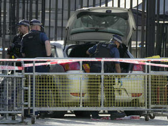 Do brán pred Downing Street v Londýne narazilo auto, polícia zatkla vinníka a prípad vyšetruje