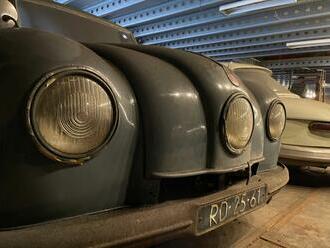 Tatra plná starých novin se má prodat za miliony. Patří do neobyčejné sbírky aut