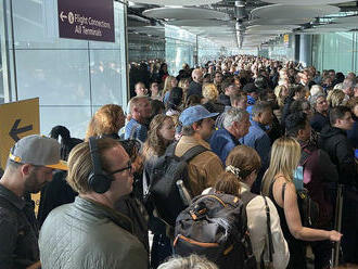 Cestujúci pre technický problém čakajú hodiny na britských letiskách