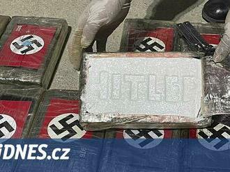 Policie v Peru zadržela dodávku kokainu. Balíčky byly označené svastikou