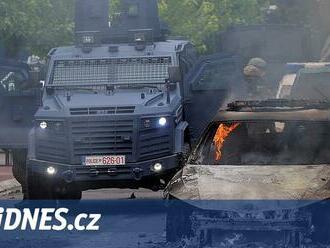 Srbsko uvedlo armádu do pohotovosti. Střety v Kosovu kritizují i USA