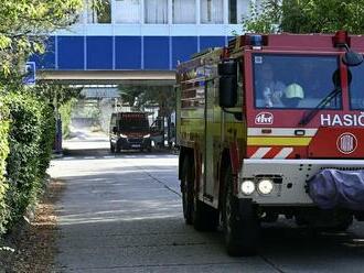 V areáli gymnázia v Prešove zaživa horel muž. Uhasili ho žiaci