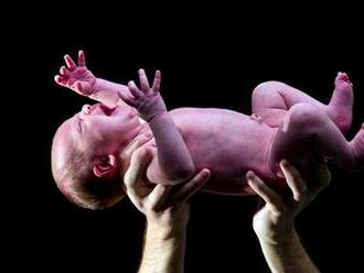Milión detí zomrie po pôrode zbytočne. Vedci predstavili sériu opatrení, ktoré by tomu mohli zabrániť