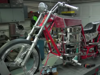 Známy americký vynálezca zostrojil motorku, ktorá jazdí na pivo
