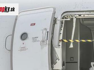 Panika v lietadle: Pasažier počas letu otvoril núdzový východ! VIDEO priamo z paluby
