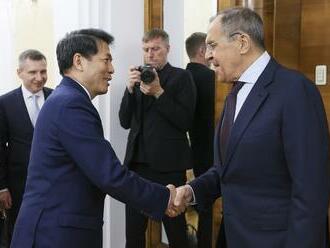 Lavrov sa stretol s čínskym vyslancom: Prezradil, čo bráni obnoveniu mierových rokovaní s Ukrajinou!