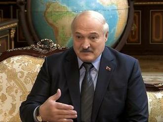 Lukašenko chce vytvořit atmosféru totálního strachu, říká exilový ministr obrany