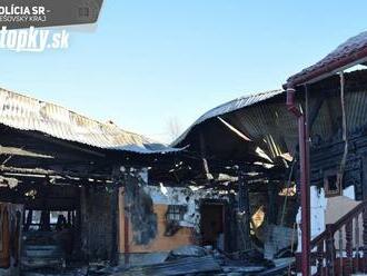 Polícia vyšetruje príčinu požiaru v Pustom Poli: Okrem domu horela aj hospodárska budova a auto