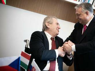 Fico aj Orbán v Prahe navštívili politických priateľov, Zeman ich ponúkol jednohubkami