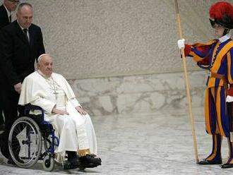 Pápež opäť nebol schopný predniesť príhovor. Bol na vyšetrení v nemocnici