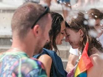 Českí poslanci schválili možnosť uzavrieť sobáš pre páry rovnakého pohlavia