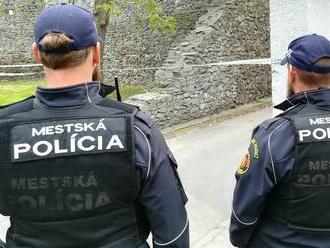 Najmenšie mesto na Slovensku žiada návrat policajtov. Primátor tvrdí, že bezpečnostná situácia sa „hrotila“