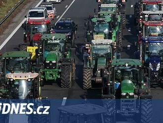 V Bruselu létal hnůj, traktory blokují dopravu. Jednají šéfové zemědělství EU