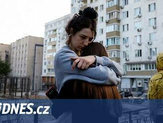 Každý čtvrtý Ukrajinec chce po škole emigrovat. Šťastné zítřky vidí jen polovina
