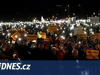 Sto tisíc baterek a svíček osvítilo Mnichov. Lidé pochodovali proti rasismu