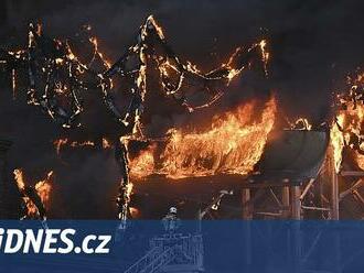 Vzplály tobogány, Göteborg zahalil dým z obřího požáru v zábavním parku