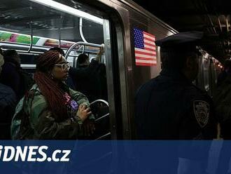 Střelbě v newyorském metru podlehl člověk, pět lidí je zraněno. Policie hledá viníka