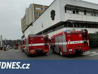 V pražské nemocnici Bulovka hořel ventilátor, hasiči evakuovali stovku lidí