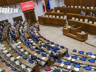 AKTUÁLNE Z odvolávania Šimkovičovej sa stala FRAŠKA: V parlamente chýbali dve tretiny poslancov