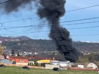 Mimoriadna situácia na Kysuciach: Vo fabrike s chemikáliami vypukol požiar